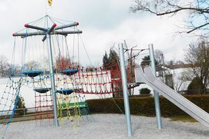 L'Arbre aux Nids perchés avec pont et toboggan