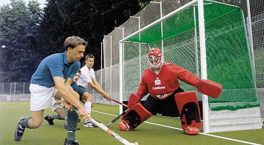 Feldhockeynetz grün, mit Spielern und Torwart, Außenaufnahme