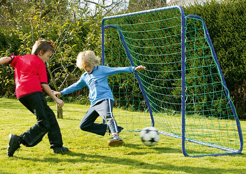 Minitornetz in grün mit 2 Jungs am Ball spielen