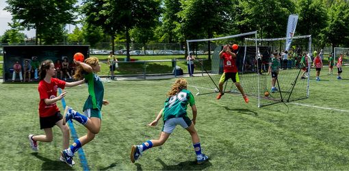 Jeunes joueurs qui font un match de handball