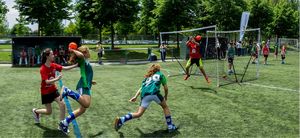 Jeunes joueurs qui font un match de handball