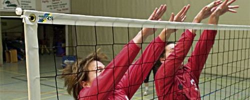 Deux personnes qui jouent dans une compétition de voleyball