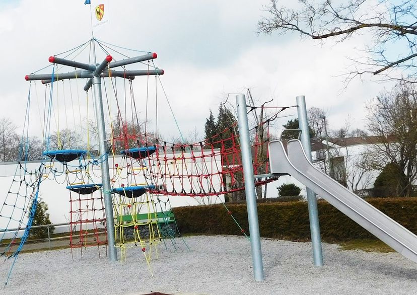 L'Arbre aux Nids perchés avec pont et toboggan