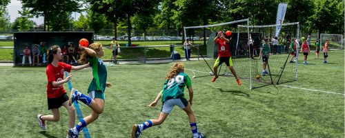 Jeunes joueurs qui font un match de handball