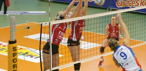 Volleyball Turniernetz mit 2 Spielerinnen am blocken und eine Spielerin am Schmettern