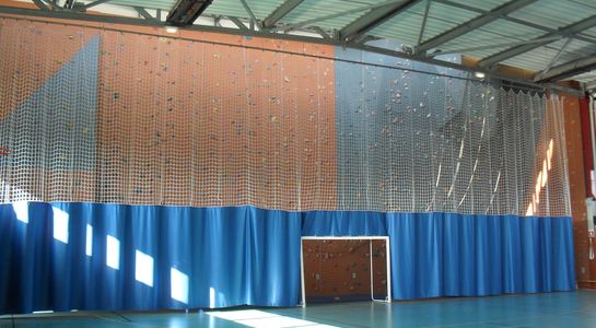 Rideau de séparation bi-matière avec découpe pour cage de handball