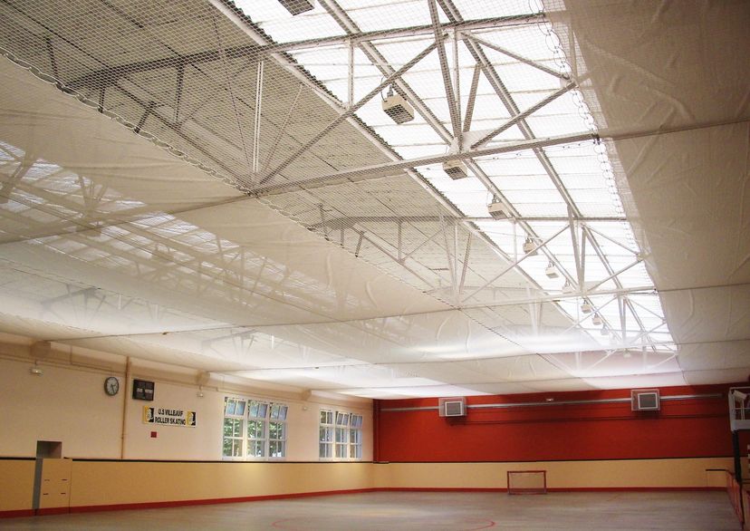 Filet sous plafond - patinoire