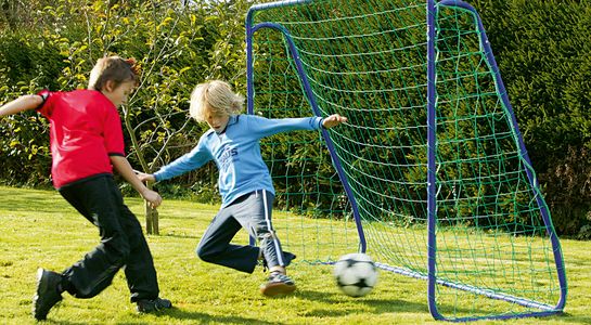 Minitornetz in grün mit 2 Jungs am Ball spielen