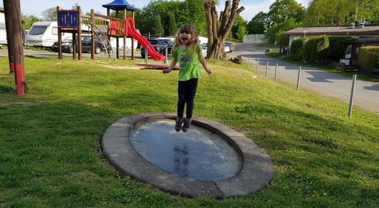 trampolina na place zabaw