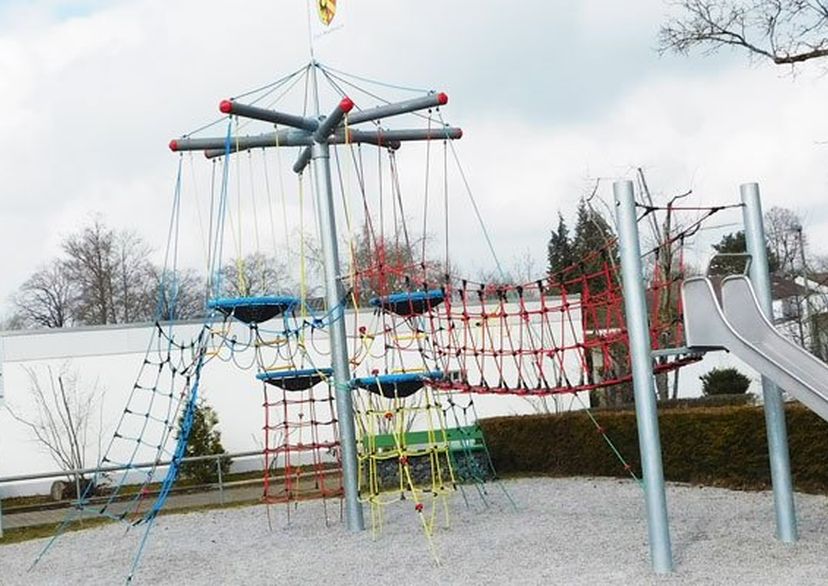 L'Arbre aux Nids perchés avec pont et toboggan